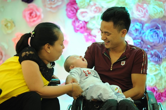 Vỡ òa hạnh phúc cặp vợ chồng liệt cả hai chân sinh con