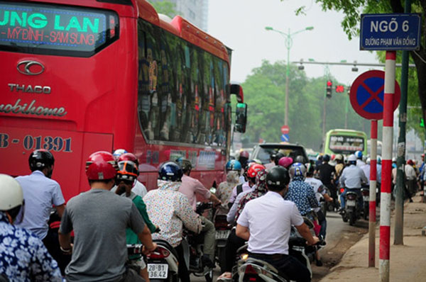 Đường Phạm Văn Đồng thường xuyên ùn tắc