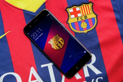R11 FC Barcelona Edition đã được ra mắt với người hâm mộ quốc tế vào ngày 8/8 tại Thượng Hải và đã chính thức “lên kệ” vào ngày 18/8. Tại Việt Nam, máy được trưng bày duy nhất trong không gian của Brand Shop (Crescent Mall, Phú Mỹ Hưng).