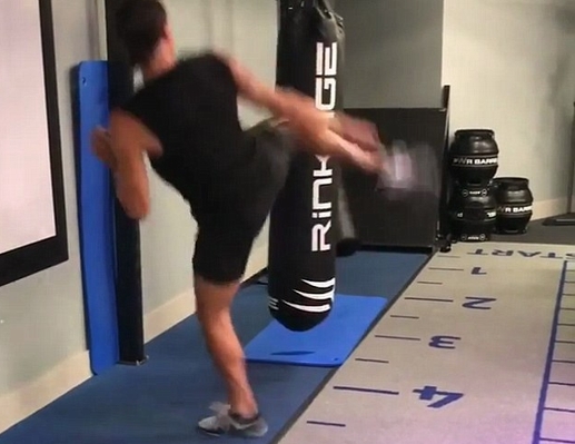 Ibrahimovic phô diễn kỹ năng… taekwondo, đánh tiếng với MU!