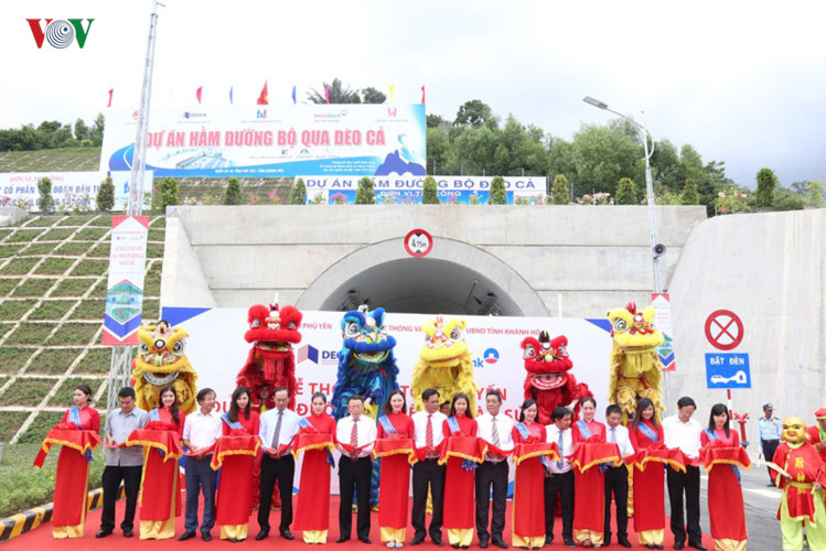 Các đại biểu cắt băng thông xe hầm Đèo Cả.