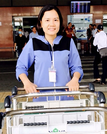Chị Nguyễn Thị Ngọc Anh trong ca làm việc hàng ngày. Ảnh: Xuân Hoa