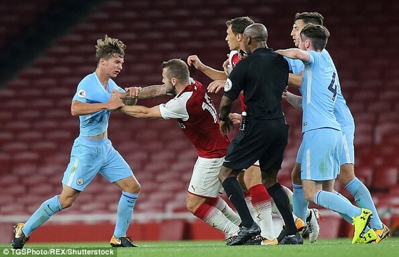 Wilshere tiếp tục đụng độ với Tyreke Wilson