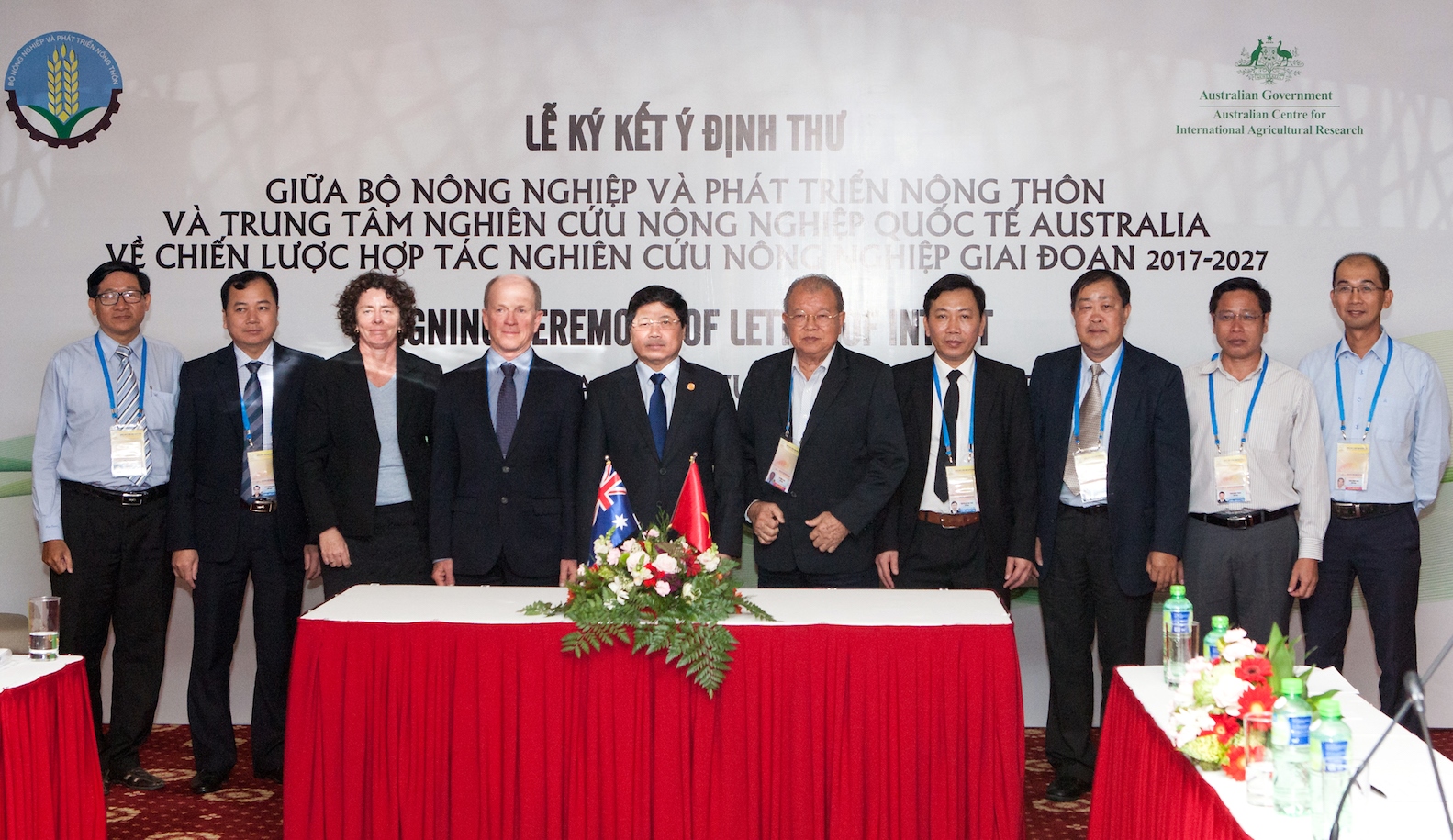 Thứ trưởng Bộ Nông nghiệp và Phát triển Nông thôn Việt Nam Lê Quốc Doanh (bên phải) và Tổng Giám đốc Chương trình Quốc gia ACIAR - Tiến sĩ Peter Horne (bên trái) ký Ý định Thư, Cần Thơ ngày 21/8/2017.