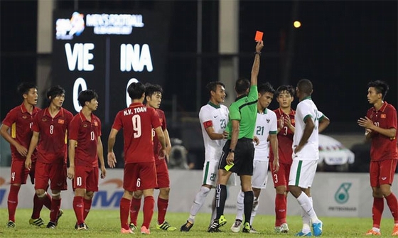 U22 Indonesia phải chơi thiếu người vì lối chơi quá bạo lực. Ảnh: Vietnamnet
