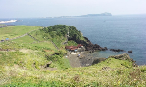 Một Jeju tuyệt đẹp đang chờ đón ban. Và nếu bạn quan tâm, có thể tham khảo hành trình trải nghiệm cao cấp: SEOUL – JEJU trải nghiệm cưỡi ngựa, đi du thuyền, lặn biển bằng tàu ngầm Seogwipo Submarine – NAMI – EVERLAND (6N5Đ) – Bay VN, khách sạn 4 sao tại Seoul và Jeju, giá tham khảo từ 28.900.000 VNĐ