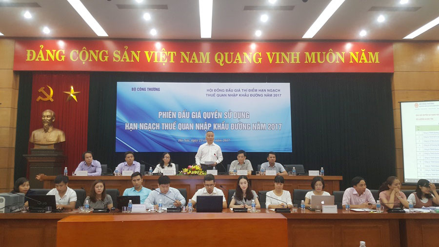 Thứ trưởng Trần Quốc Khánh, Chủ tịch Hội đồng đấu giá thí điểm hạn ngạch thuế quan nhập đường năm 2017 phát biểu tại buổi đấu giá