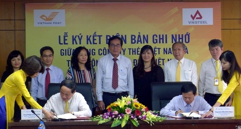 Ông Nguyễn Đình Phúc - Tổng Giám đốc Tổng công ty Thép Việt Nam và ông Phạm Anh Tuấn - Tổng Giám đốc Tổng Công ty Bưu điện Việt Nam (bìa trái) ký kết biên bản ghi nhớ giữa hai đơn vị. 