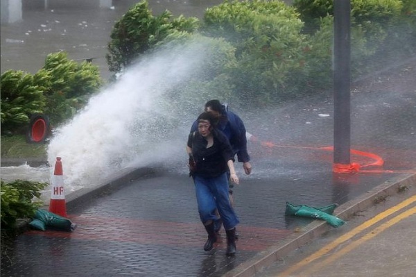 Garrett Quigley, một cư dân Hong Kong nói: “Tôi chưa bao giờ gặp một cơn bão to như vậy. Ô tô bị ngập nước và không thể đi lại bởi lũ lụt và nhiều cây bị đổ chắn ngang đường”. Cơn bão Hato cũng tạo ra những đợt sóng mạnh ở một số bãi biển.
