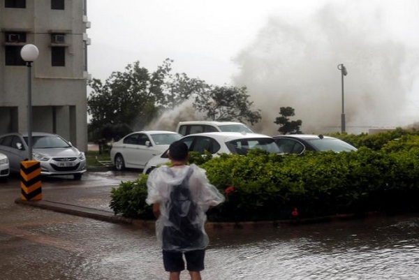 Trong khi đó, tại Macau, cơn bão đã gây ra tình trạng mất điện trong khoảng 2 giờ đồng hồ, sóng điện thoại và Internet đều bị gián đoạn.