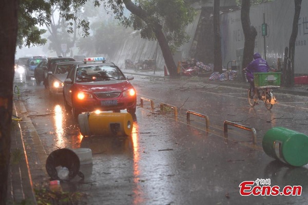 Bão gây khó khăn cho người tham gia giao thông