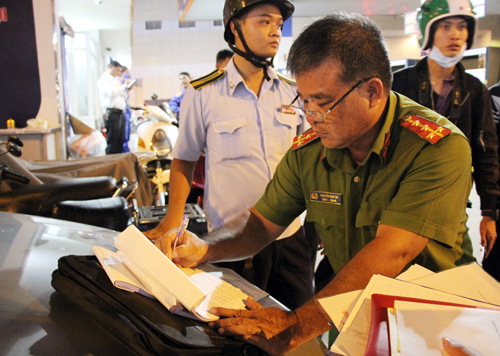Công an lập biên bản phạt ôtô chiếm vỉa hè. Ảnh: Duy Trần.