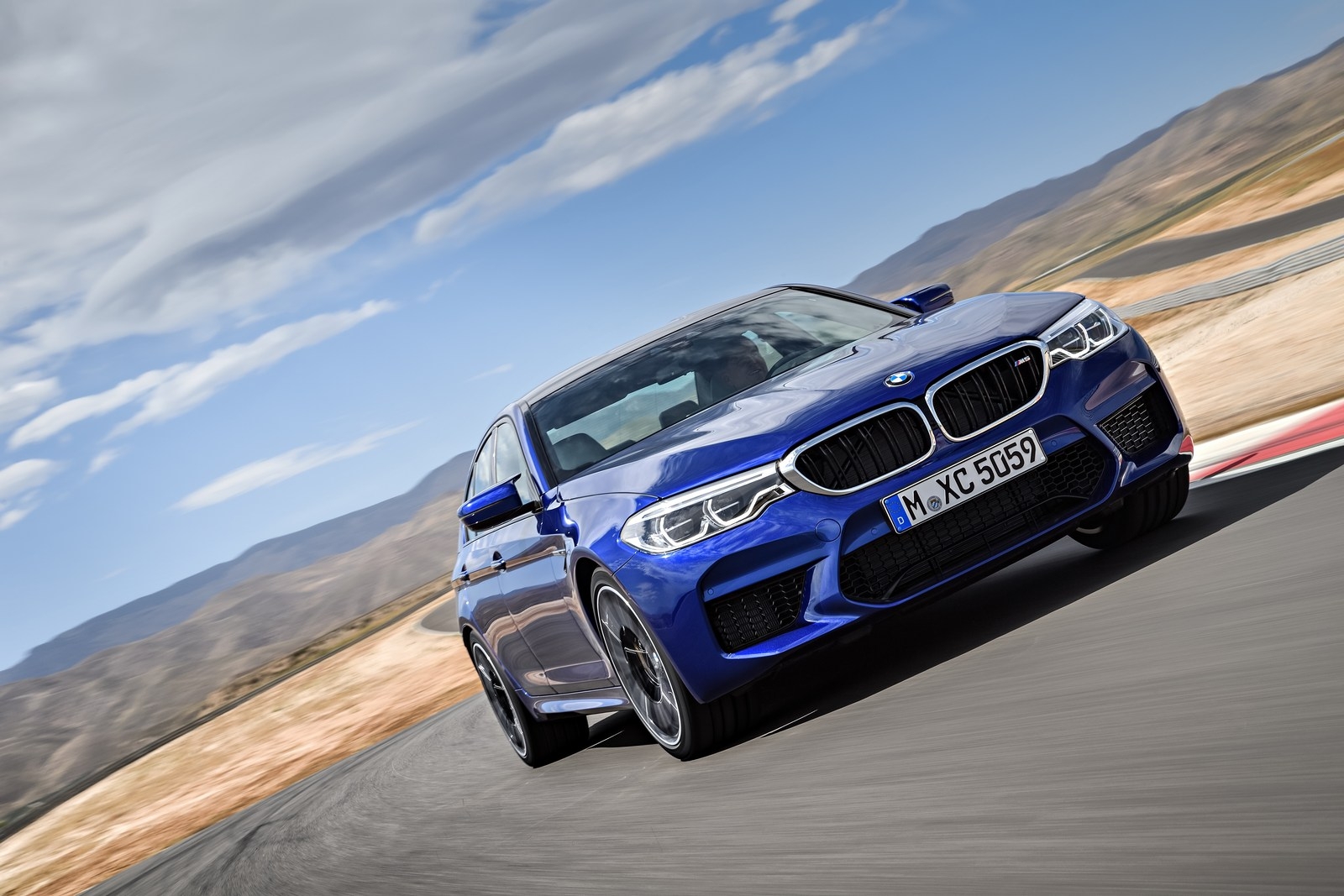 Tiết lộ động cơ khác biệt của BMW M5 2018