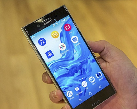 9. Sony Xperia XZ Premium. XZ Premium của Sony là mô hình có hiệu suất cực mạnh mẽ. Nhưng tiếc là điện thoại không có màn hình không viền và cảm biến ảnh kép, 2 tính năng giúp thiết bị cạnh tranh với những đối thủ cùng loại đến từ Hàn Quốc và Trung Quốc. Giá của sản phẩm : 799 euro (khoảng 21 triệu đồng). Điểm đánh giá : 8,59/10.  