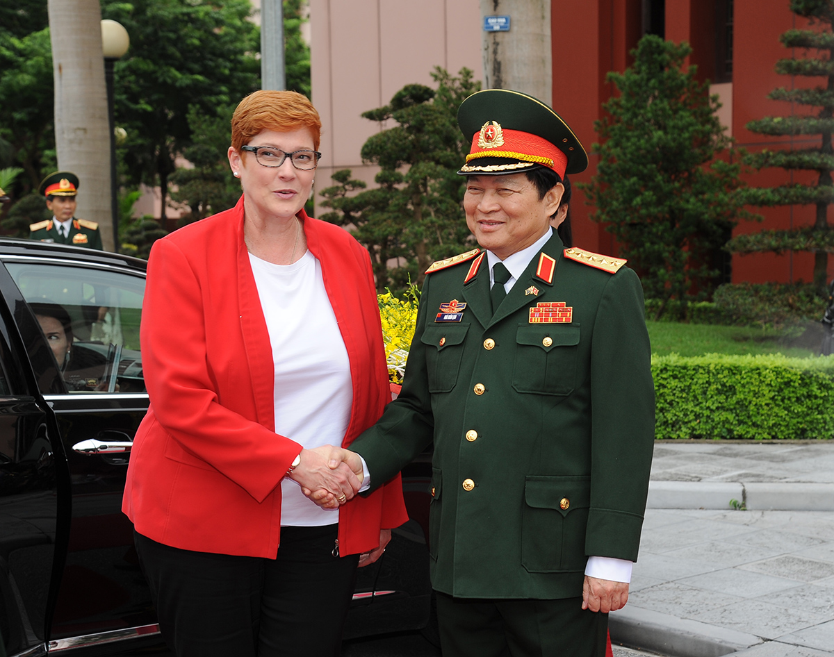 Bộ trưởng Quốc phòng Australia, bà Marise Payne được Bộ trưởng Quốc phòng, Đại tướng Ngô Xuân Lịch nồng nhiệt chào đón tại Hà Nội vào ngày 24/8/2017.