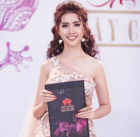 Mơ Phan biến hóa nhiều phong cách khi làm Host &quot;Cây Cọ Vàng&quot;