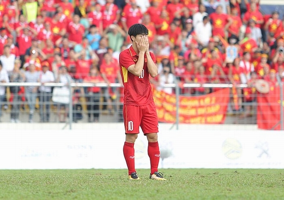Công Phượng ôm mặt tiếc nuối khi sút hỏng penalty. Ảnh: Vietnamnet