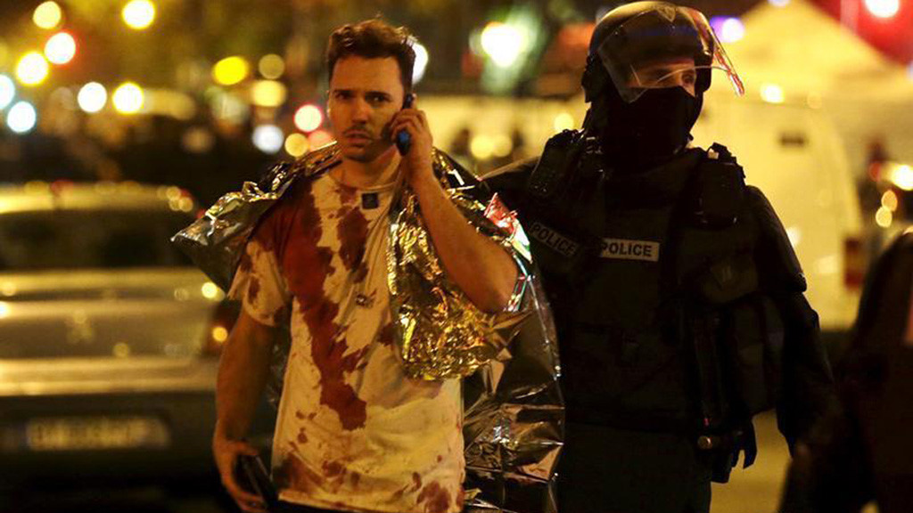 Bataclan, Paris, Pháp - ngày 13/11/2015: Đối với rất nhiều người dân Pháp, ký ức kinh hoàng của đêm thứ Sáu, ngày 13/11/2015 vẫn chưa thể phai mờ. Những tên khủng bố IS điên cuồng đồng loạt tấn công 8 địa điểm ở bên trong và xung quanh thủ đô Paris. Một nhóm tấn công vào sân vận động Stade de France có sức chứa hàng chục nghìn người ở ngay bên ngoài thủ đô Paris. Đồng thời với cuộc tấn công này, một nhóm khác lao vào các quán bar và quán cà phê ở quận 10 và 11 nổ súng như mưa. Khoảng 20 phút sau, nhóm tấn công thứ ba ập vào nhà hát Bataclan, tiến hành một cuộc tấn công cực kỳ tàn độc. Loạt trận tấn công khủng bố này đã cướp đi sinh mạng của 130 người dân vô tội và làm bị thương gần 500. Máu chảy tràn khắp nơi.