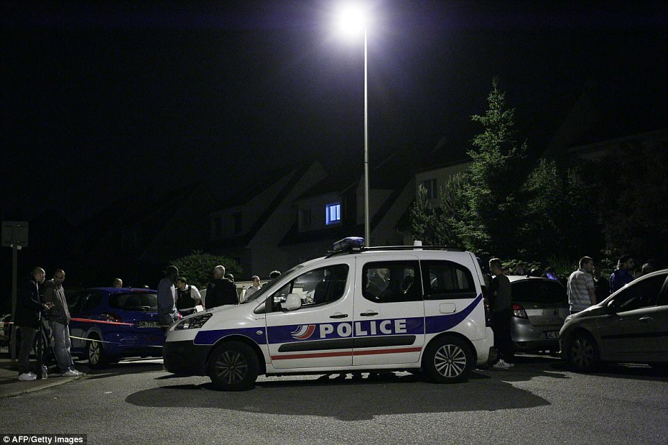 Magnanville, Paris – 13/6/2016: Một quan chức cảnh sát Pháp và vợ của ông đã bị đâm chết ngay bên ngoài ngôi nhà của họ ở Magnanville, ngoại ô thủ đô Paris. Tổng thống Pháp Francois Hollande miêu tả đây là một cuộc tấn công khủng bố. Kẻ tấn công Larossi Abballa tuyên bố trung thành với thủ lĩnh Abu Bakr al-Baghdadi của tổ chức khủng bố khét tiếng Nhà nước Hồi giáo tự xưng (IS) và đe dọa sẽ giết những người không theo IS. Sau khi giết hại cặp vợ chồng cảnh sát nói trên, tên Abballa còn tung lên Facebook những hình ảnh ghê rợn từ hiện trường trước khi hắn bị cảnh sát nổ súng bắn chết.