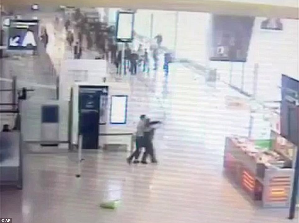 Sân bay Orly, Paris, Pháp – 18/3/2017: Một kẻ cực đoan Hồi giáo đã tấn công nhóm 3 binh sĩ Pháp đang tuần tra ở sân bay Orly, hét lên rằng hắn muốn giết người và chết cho Thánh Allah. Hắn cướp được súng của một sĩ quan quân đội thuộc lực lượng chống khủng bố Sentinelle. Hai đồng nghiệp của binh sĩ nói trên đã bắn và giết chết kẻ tấn công trước khi hắn kịp dùng súng bắn vào khu vực sân bay nhộn nhịp, đông đúc.