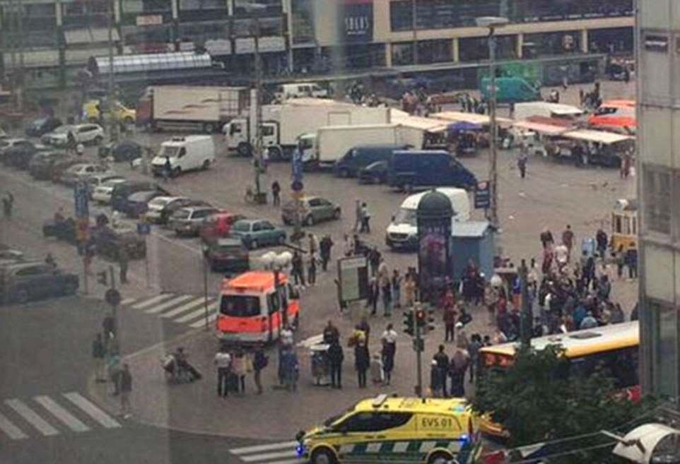 Turku, Phần Lan – 18/8/2017: Hai người đã thiệt mạng và 8 người khác bị thương sau khi kẻ tấn công dùng dao đâm nhiều người ở Phần Lan trước khi hắn bị cảnh sát bắn vào chân và bắt giam vào buổi chiều ngày 18/8. Tên này được xác định là một thanh niên Morocco mới 18 tuổi.