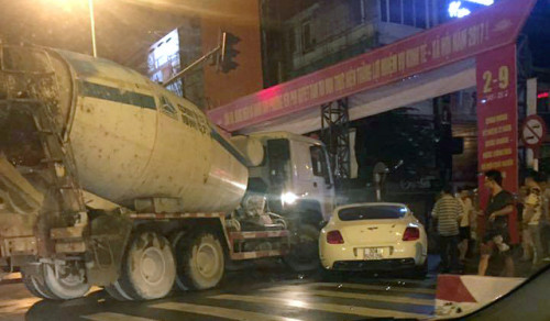 Xế hộp Benley hư hỏng sau va chạm xe bồn