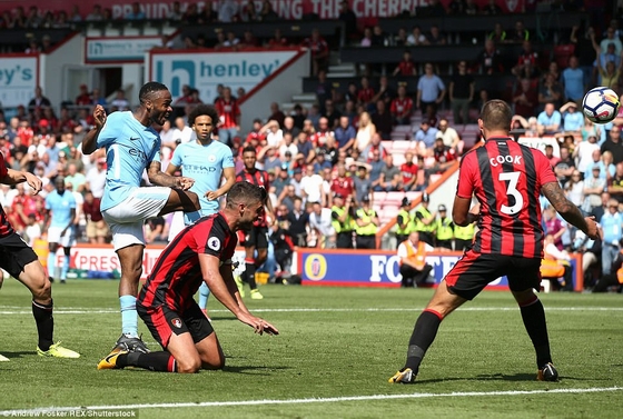 Sterling ghi bàn phút 90+6, Man City leo lên nhì bảng!