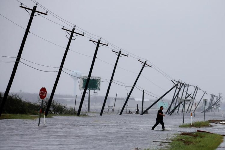 Con đường ngập lụt ở Rockport. Ảnh: Reuters.