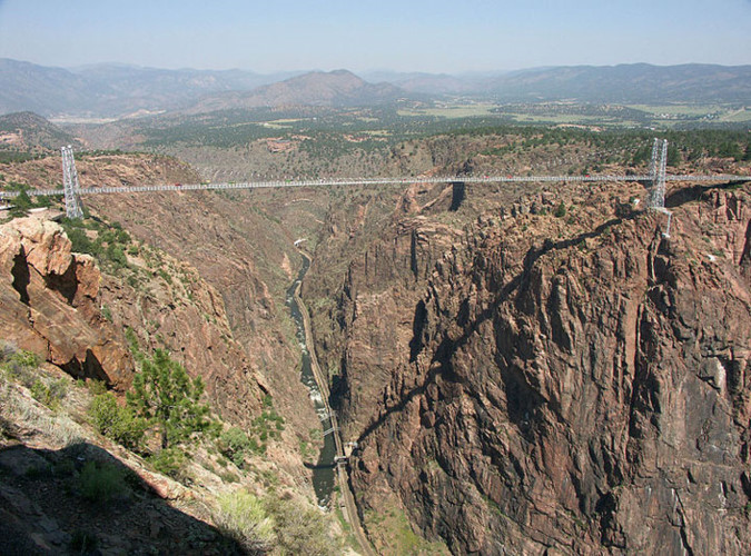 Cầu Royal Gorge, Colorado, Mỹ: Là một điểm du lịch khá nổi tiếng gần thành phố Canon thuộc bang Colorado của Mỹ, cầu Royal Gorge nằm trên sông Arkansas. Với chiều dài 384m, cao 46m, Royal Gorge được coi là cây cầu cao nhất thế giới trong vòng 70 năm.