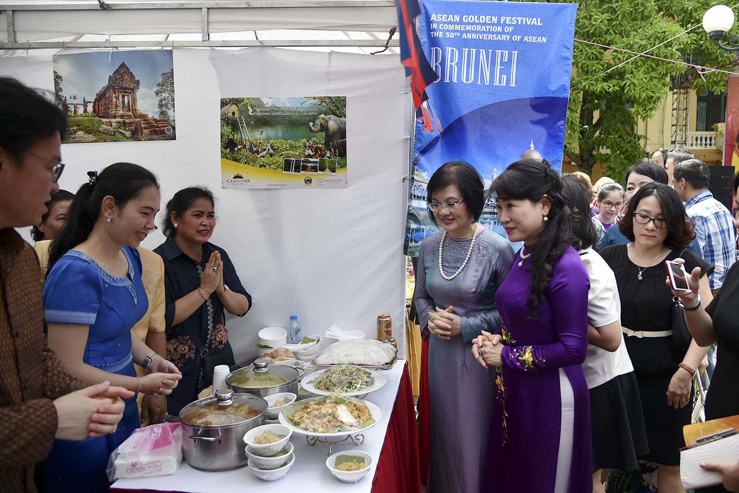 Hình ảnh Phu nhân Thủ tướng và Phu nhân Phó Thủ tướng tại Lễ hội Vàng ASEAN