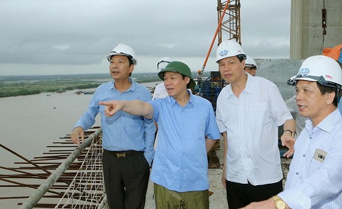 Phó Thủ tướng Vương Đình Huệ thị sát tiến độ thi công dự án cao tốc Hải Phòng-Hạ Long và dự án cầu Bạch Đằng (Ảnh: VGP/Thành Chung)