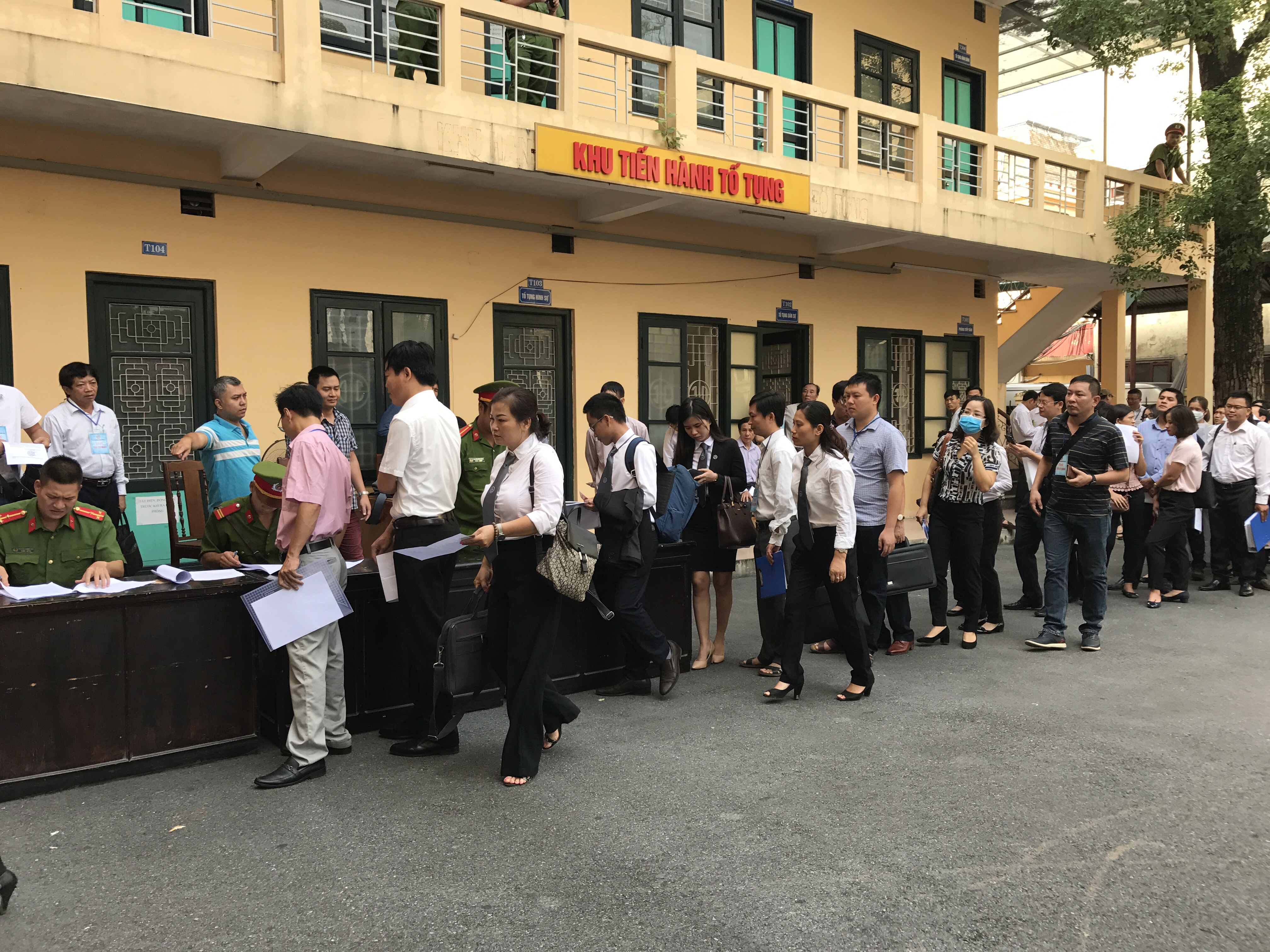 Rất đông người xếp hàng đợi làm thủ tục