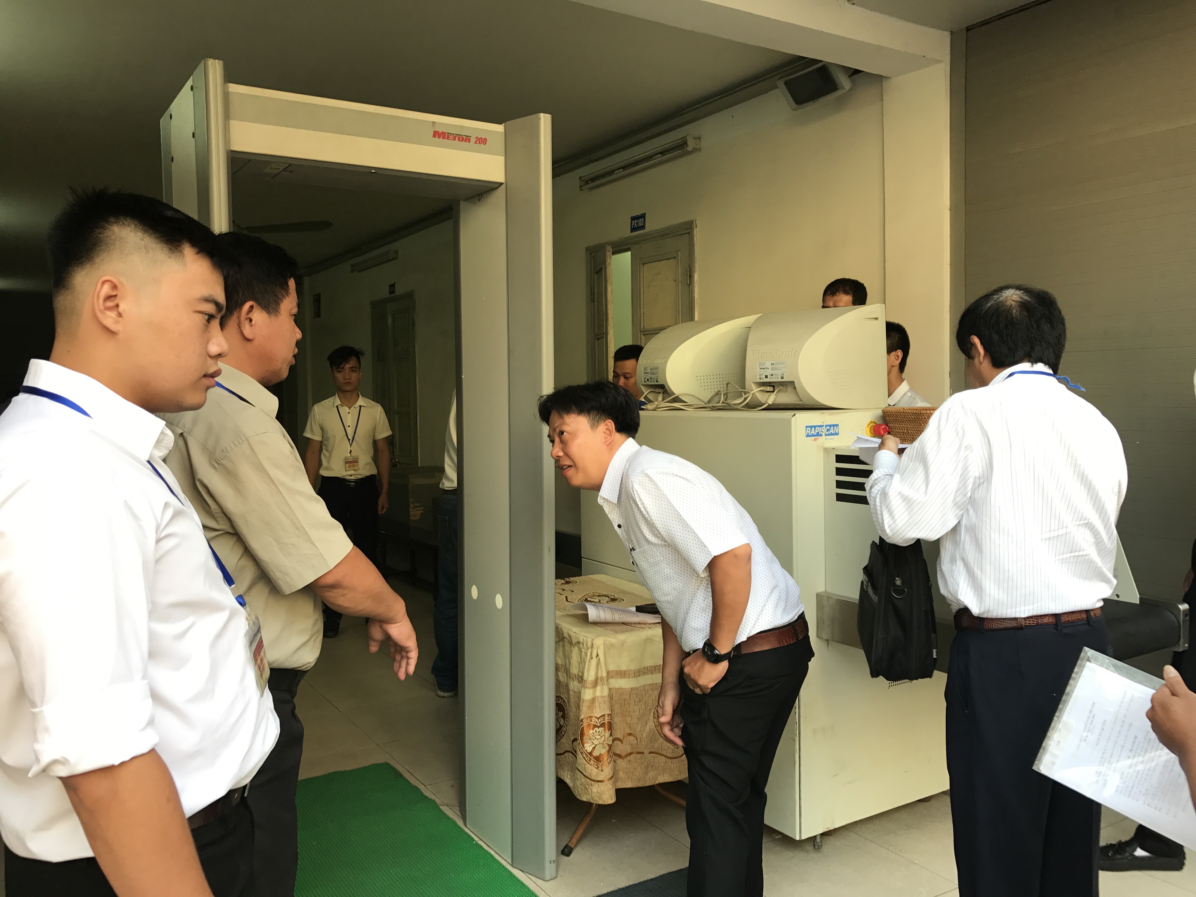 Kiểm tra an ninh trước khi vào phòng xử