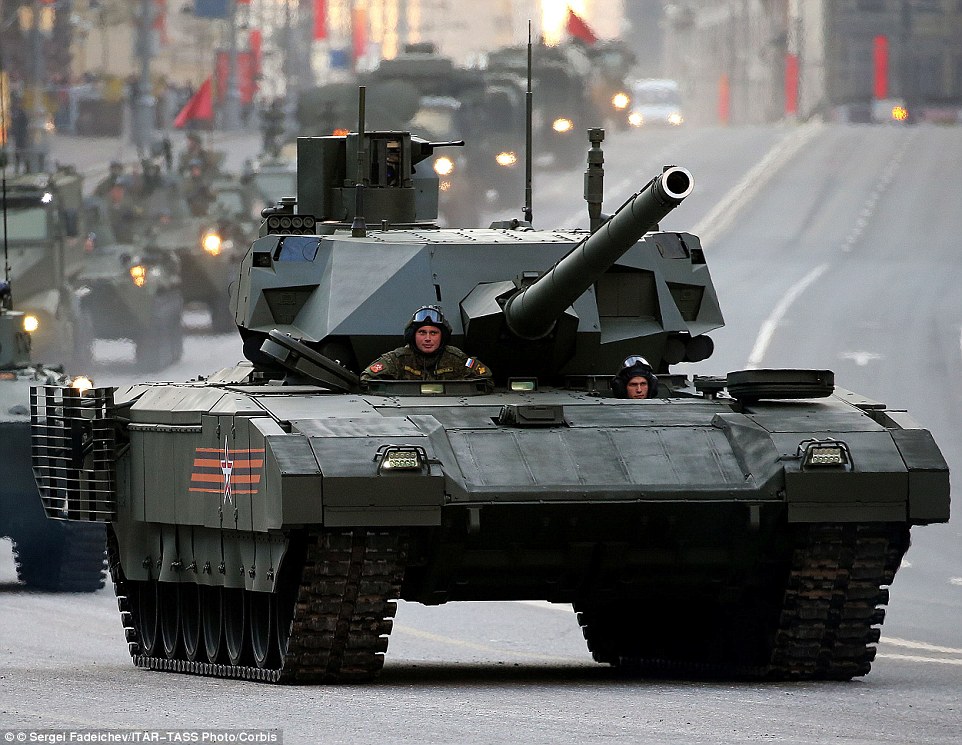 Armata là loại xe tăng tác chiến chủ lực mới mang đặc tính kỹ-chiến thuật ưu việt như hệ thống tự động lên đạn, biên chế kíp lái và đầu đạn tác chiến mới. Đặc điểm chính của xe tăng mới là tháp pháo được điều khiển từ xa với kíp lái gồm 3 thành viên được bố trí ngồi ở một khoang bọc thép riêng biệt ở phía trước của thân xe tăng, tách khỏi khoang động cơ và khoang đạn. Khoang này được thiết kế để chịu đựng được những đòn hỏa lực trực diện của kẻ thù. Theo nhà sản xuất xe tăng Armata, hệ thống bảo vệ hiện đại giúp tăng độ an toàn cho kíp lái, đồng thời tăng hiệu quả bắn phá và có được sự linh hoạt trong khi chiến đấu.