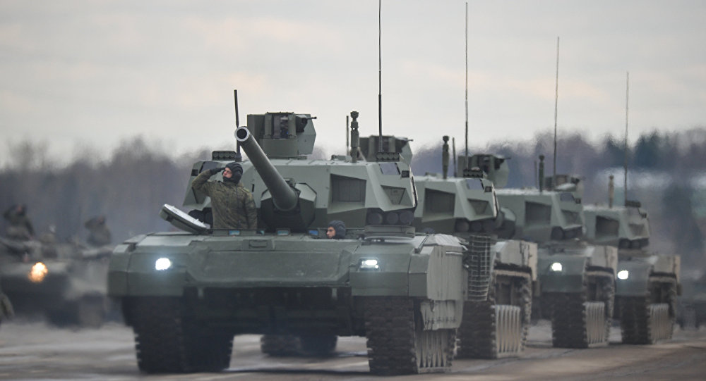 Không chỉ có khả năng tự động lên đạn, xe tăng Armata còn có thể sử dụng đồng thời 32 loại đầu đạn tác chiến khác nhau và có thể tấn công đối phương ngay cả khi xe đang cơ động. Xe tăng T-14 được trang bị súng đại bác nòng trơn với cỡ nòng 125mm. Loại vũ khí này có thể bắn những loại đạn dược có hỏa lực cao, trong đó có loại đạn xuyên bọc thép, tên lửa dẫn đường, các loại đạn hình thù khác nhau và nhiều loại đạn khác.