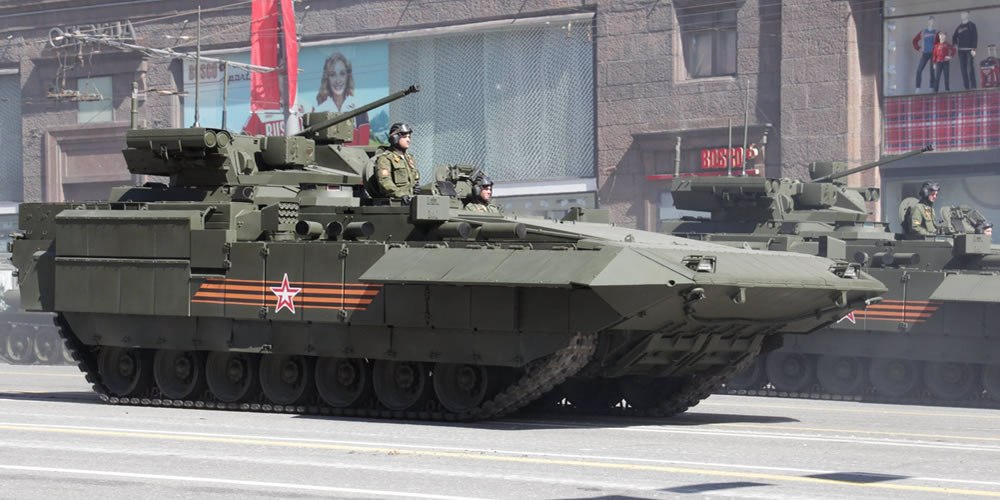 Người ta dự đoán, xe tăng Armata còn có thể sử dụng loại súng đại bác cỡ nòng 152. Nếu điều này là đúng thì đây là loại xe tăng được trang bị súng đại bác mạnh nhất từ trước đến nay trong số các loại xe tăng chiến đấu. T-14 còn được trang bị súng cỡ nòng nhỏ 30mm để bắn hạ những mục tiêu trên không bay ở độ cao thấp, trong đó có máy bay và trực thăng. Để bảo vệ mình trước các tên lửa chống tăng, T-14 sẽ có một súng máy hạng nặng được đặt trên tháp pháo với cỡ nòng là 12,5mm.
