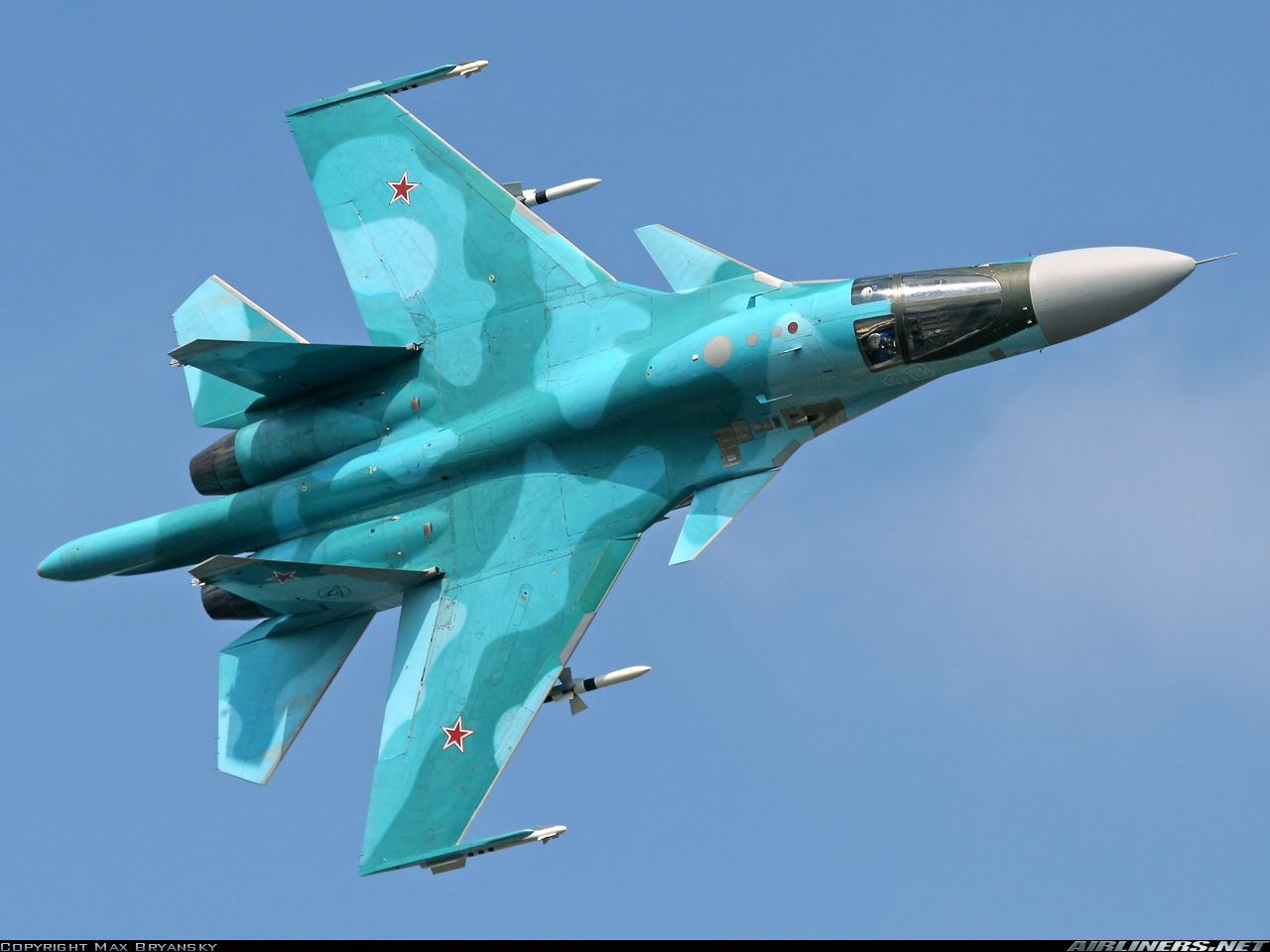 Su-34 là thế hệ máy bay 4+ của Nga có khả năng hoạt động trong mọi điều kiện thời tiết, bất kể ngày đêm. Máy bay Su-34 có khả năng đạt tốc độ tối đa lên đến 2.000 km/h, bán kính chiến đấu là 1.100 km, được trang bị 12 điểm treo vũ khí với tổng khối lượng vũ khí lên đến 8 tấn. Với khả năng mang được khối lượng vũ khí lớn như vậy, Su-34 được giới quân sự Nga đặt cho biệt danh là “Xe tăng bay” bởi sức mạnh hỏa lực ghê gớm của chiến đấu cơ này.