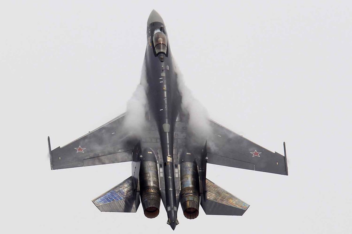 Máy bay chiến đấu Su-35 được trang bị một khẩu pháo 30mm với 150 viên đạn, và có thể mang tới 8 tấn vũ khí trên 12 giá treo bên ngoài. Loại máy bay chiến đấu tối tân này có thể bay 6.000 giờ với thời gian sử dụng khoảng 30 năm.