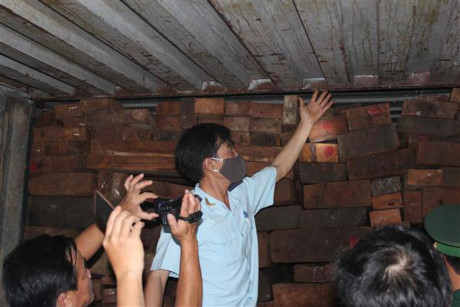 Gỗ lậu được cất giấu trong container. Báo Hải quan