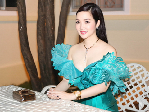 Cận cảnh nhan sắc đẹp hút hồn, nóng bỏng của tân 'Hoa hậu chuyển giới Thái Lan'