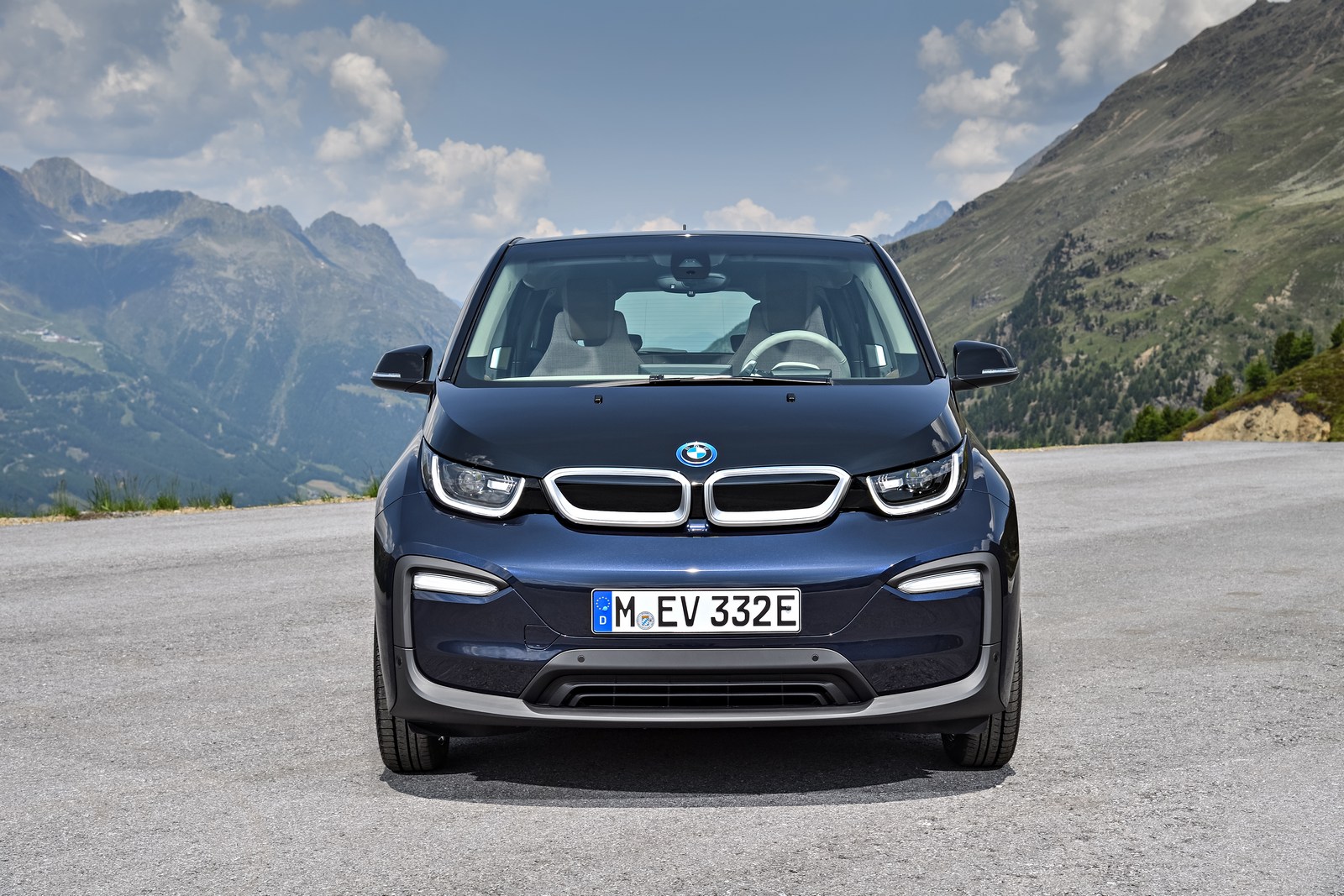 Dòng BMW i3 mới gây ấn tượng với mặt đèn trang bị cụm đèn LED chiếu sáng ban ngày.