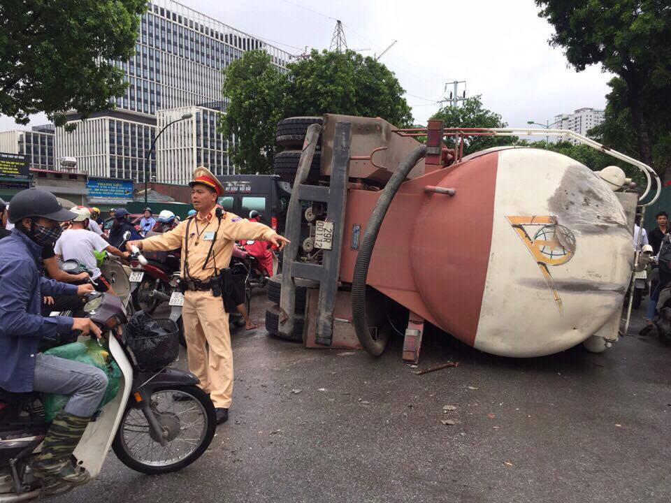 Hà Nội: Xe bồn trộn bê tông tự gây tai nạn rồi lật ngửa
