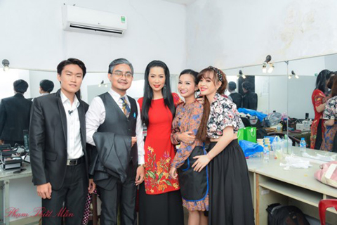 Thầy trò Trịnh Kim Chi hạnh phúc trong buổi lễ tốt nghiệp
