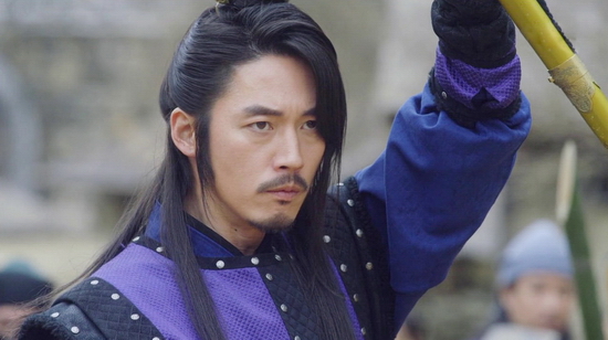 Wang So (Jang Hyuk đóng) Mang lời nguyền sẽ khiến Goryeo chìm trong biển máu, từ nhỏ hoàng tử Wang So đã bị đẩy ra khỏi hoàng cung. Đến tuổi trưởng thành, trở về kinh, không chỉ bị cuốn vào câu chuyện tranh chấp ngai vị chốn hoàng tộc, định mệnh cũng khiến Wang So gặp gỡ 2 nàng công chúa được dự đoán sẽ thay đổi số phận của anh…