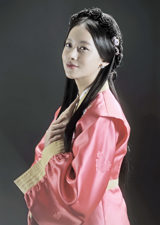Shin Yool (Oh Yeon Seo đóng) Vì lời tiên tri mang lại ánh sáng cho một vương quốc khác mà suýt bị giết hại, Shin Yool - công chúa cuối cùng của vương quốc Balhae được sắp đặt để rời khỏi hoàng cung, sống cuộc đời bình thường rồi trở thành một thương nhân. Tình cờ gặp gỡ, Shin Yool đã đem lòng yêu mến Wang So mà không biết anh chính là hoàng tử Goryeo…