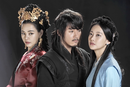 Yeo Won (Lee Honey đóng, ngoài cùng bên trái) được mệnh danh là người phụ nữ đẹp nhất Goryeo. Ẩn sau vẻ ngoài xinh đẹp, Yeo Won lại là người mưu mô, tàn nhẫn đồng thời là bậc thầy về nghệ thuật hạ độc. Vì lợi ích của dòng tộc, cô chấp nhận thành thân với Wang So, kể cả khi anh là hoàng tử bị thất sủng vì lời nguyền đáng sợ.