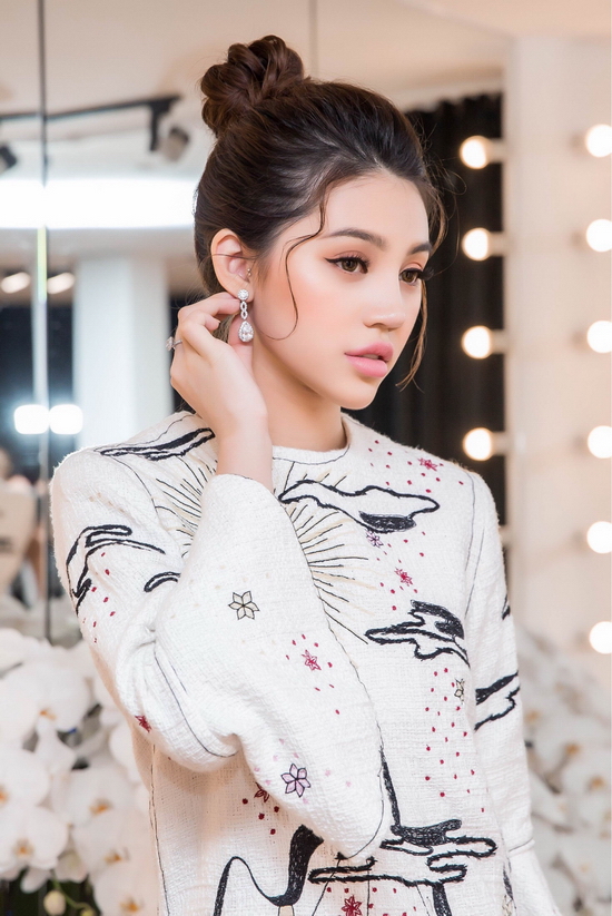 Ở sự kiện khai trương lần này, NTK Tùng Vũ cũng giới thiệu những trang phục ready to wear đầy tinh tế. Vốn là người đam mê thời trang, Jolie Nguyễn hào hứng lựa chọn những trang phục phù hợp cho bản thân ở các sự kiện sắp tới. Hoa hậu Thế giới người Việt chịu khó thay một chiếc váy khác để cân chỉnh phù hợp.