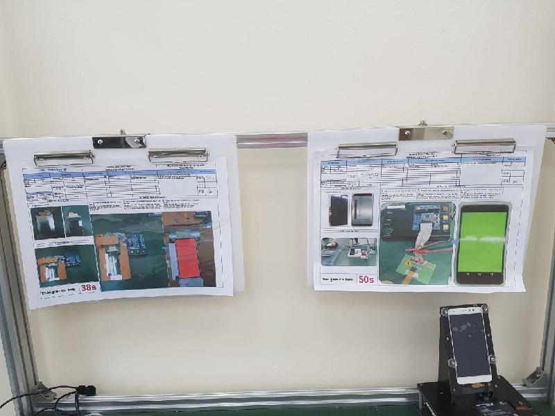Toàn bộ phần viết code cho Vivas Lotus S3, đều do kỹ sư của VNPT Technology đảm nhiệm. Đây là một góc kiểm tra linh kiện, cấu hình, điện trở, hệ điều hành của smartphone này trước khi chuyển sang cấu hình trên dây chuyền, máy móc để sản xuất hàng loạt. Nếu có bất kỳ sai sót nào được phát hiện thấy ở khâu này, thì toàn bộ quá trình sản xuất sẽ buộc phải dừng lại.