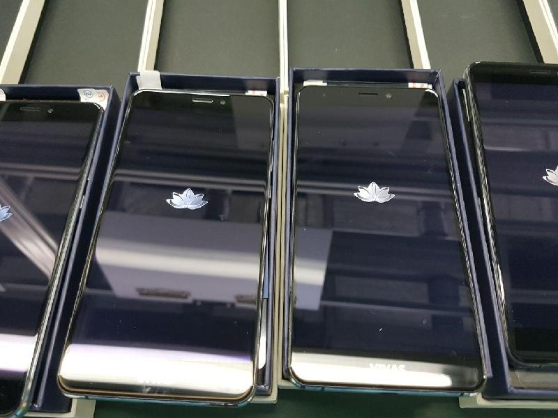 So với các dòng sản phẩm trước đó, Vivas Lotus S3 LTE sở hữu vẻ ngoài bóng bẩy và đẹp hơn nhờ khung kim loại với hai mặt đều là kính. Mang đến cảm giác cầm chắc tay và sang trọng.