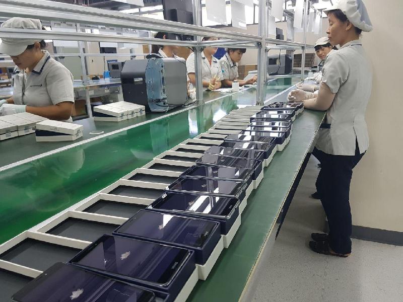 Tính năng camera trên Vivas Lotus S3 có nhiều cải tiến so với phiên bản tiền nhiệm, trong đó camera sau độ phân giải 13 megapixel, camera trước chuyên selfie độ phân giải 5 megapixel nhưng bổ sung thêm tính năng quan trọng, đó là đèn flash cho camera trước giúp chụp selfie trong điều kiện ánh sáng yếu 